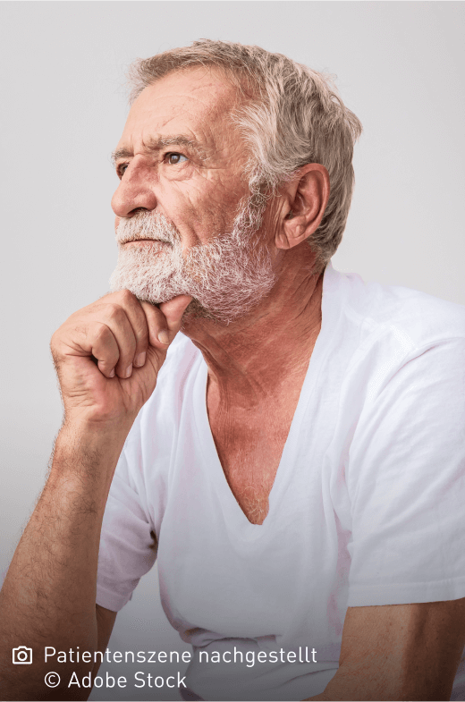Älterer Mann im Seitenprofil, der seinen Kopf nachdenklich aufstützt: Die Diagnose von Mastozytose ist zeitintensiv und schwierig.