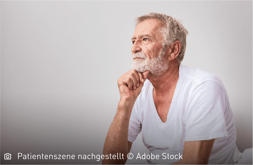 Älterer Mann im Seitenprofil, der seinen Kopf nachdenklich aufstützt: Die Diagnose von Mastozytose ist zeitintensiv und schwierig.