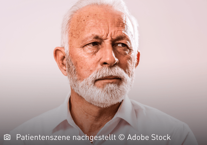 Fragend schauender Mann 70+: Nur wenige kennen die Erkrankung Systemische Mastozytose.